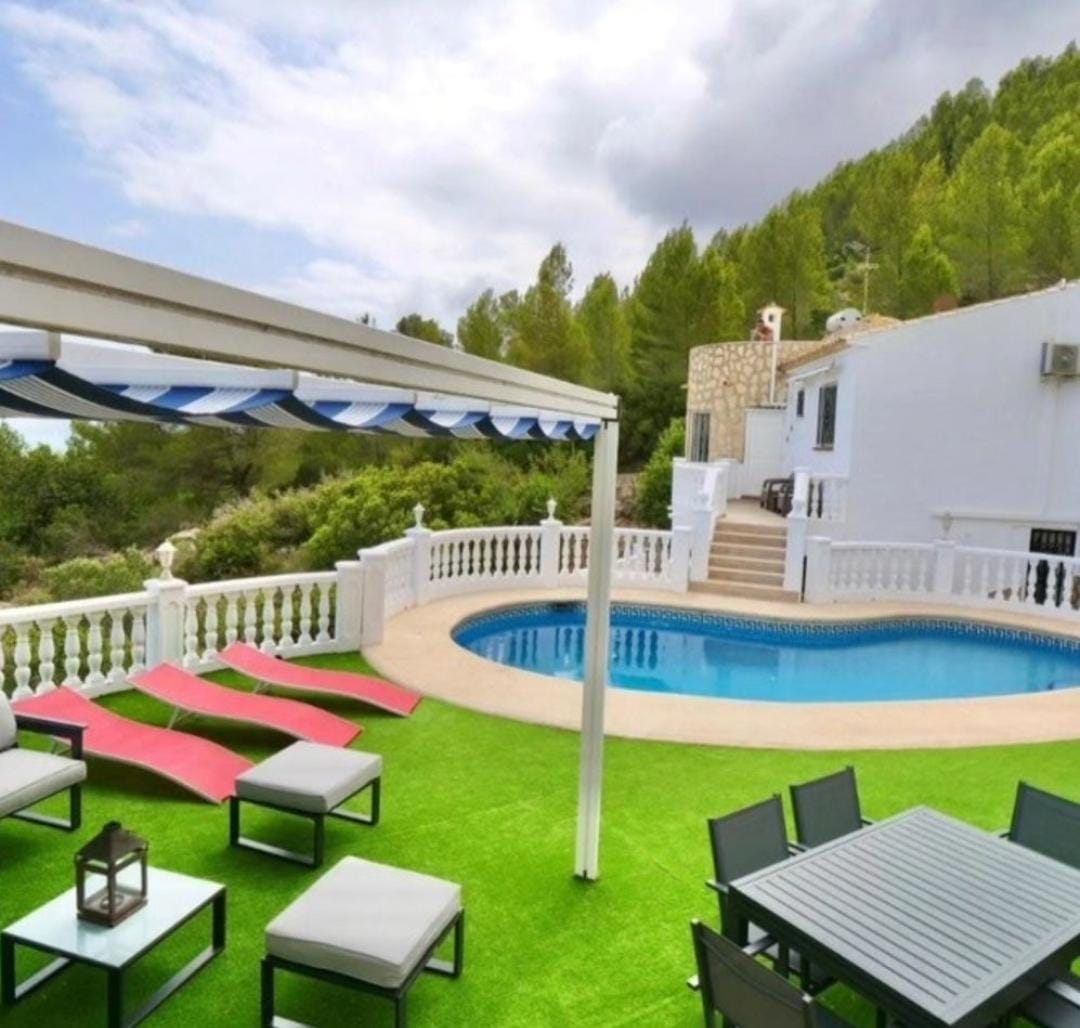 Foto-piscina-perfect-homes Terraza con piscina después de un servicio de limpieza de Perfect Homes.